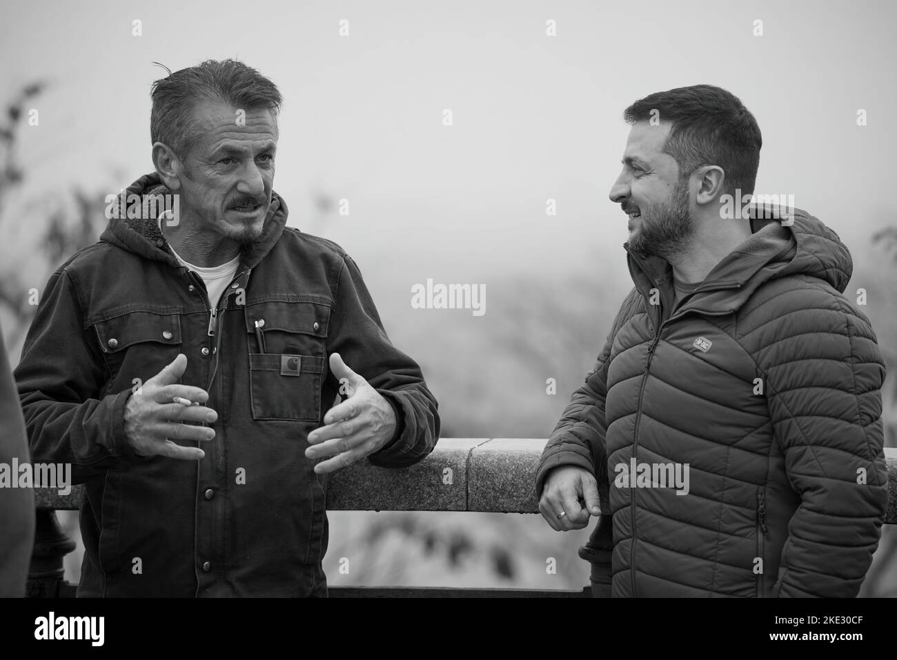 Der ukrainische Präsident Volodymyr Zelensky hatte ein Treffen mit dem amerikanischen Schauspieler, Filmemacher, Drehbuchautor und Produzenten, dem Oscar-Gewinner Sean Penn, der zum dritten Mal während der umfassenden Invasion Russlands in die Ukraine kommt. Der Staatschef dankte Sean Penn für die Aufmerksamkeit und Unterstützung der Ukraine und ihrer Bevölkerung seit Beginn dieses Krieges. Wolodymyr Zelenskyy sprach über die aktuelle Situation im Land. Die Gesprächspartner diskutierten die Möglichkeiten, die Ukraine zu unterstützen und die Aufmerksamkeit der Welt auf die tragischen Ereignisse zu lenken, die sich derzeit ereignen. Stockfoto