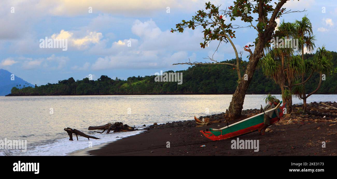 Kleines Holzboot an einem einsamen Strand in Ternate, Nord-Maluku, Indonesien Stockfoto