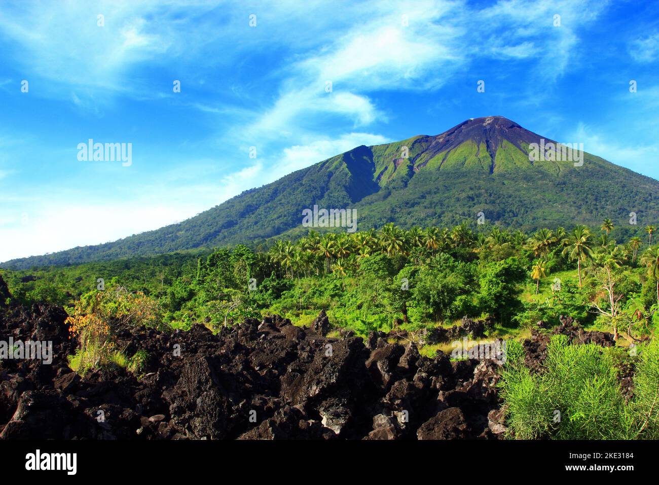 Gunung Gamalama adalah sebuah gunung stratovulcano kerucut Yang merupakan keseluruhan Pulau Ternate, Kepulauan Maluku, Indonesien. Stockfoto