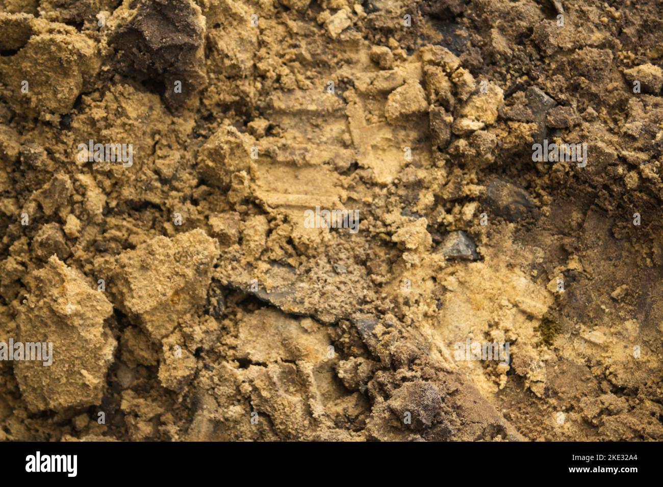 Unschärfe-Effekte für Sandhintergrund. Der mittlere Teil ist trocken und der Rand ist nasser Sand. Erdung. Nicht fokussiert. Stockfoto