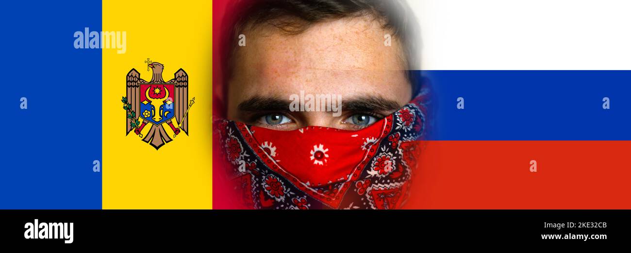 Unschärfe-Proteste in Moldawien. Moldawien Flagge und Russland Flagge auf Mann Gesicht Porträt Hintergrund gemalt. Kraft, Macht, Protest und Schlagkraft. Russland Stockfoto