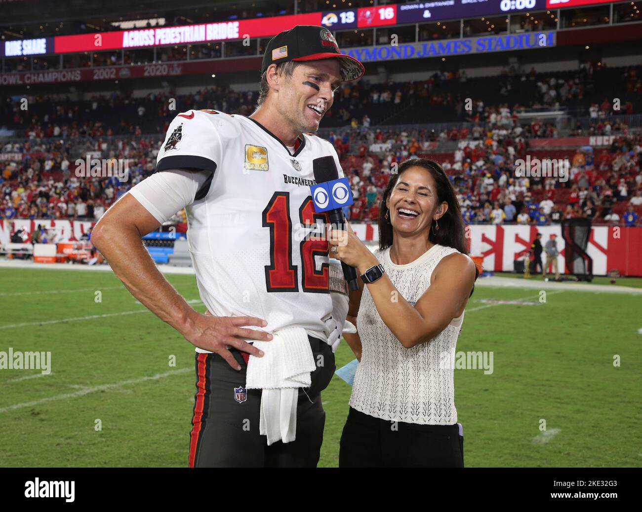 6. November 2022; Tampa, FL USA; Tampa Bay Buccaneers Quarterback Tom Brady (12) und CBS-Reporter Tracy Wolfson lachen nach einem NFL-Spiel im Raymond James Stadium. Die Buccaneers schlugen die Rams mit 16:13. (Steve Jacobson/Image of Sport) Stockfoto