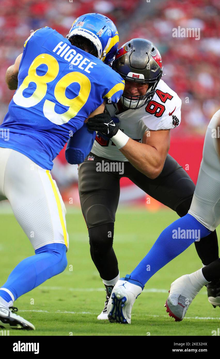 6. November 2022; Tampa, FL USA; Tampa Bay Buccaneers Linebacker Carl Nassib (94) versucht, den Block von Los Angeles Rams Tight End Tyler Higbee (89) während eines NFL-Spiels im Raymond James Stadium zu durchbrechen. Die Buccaneers schlugen die Rams mit 16:13. (Steve Jacobson/Image of Sport) Stockfoto