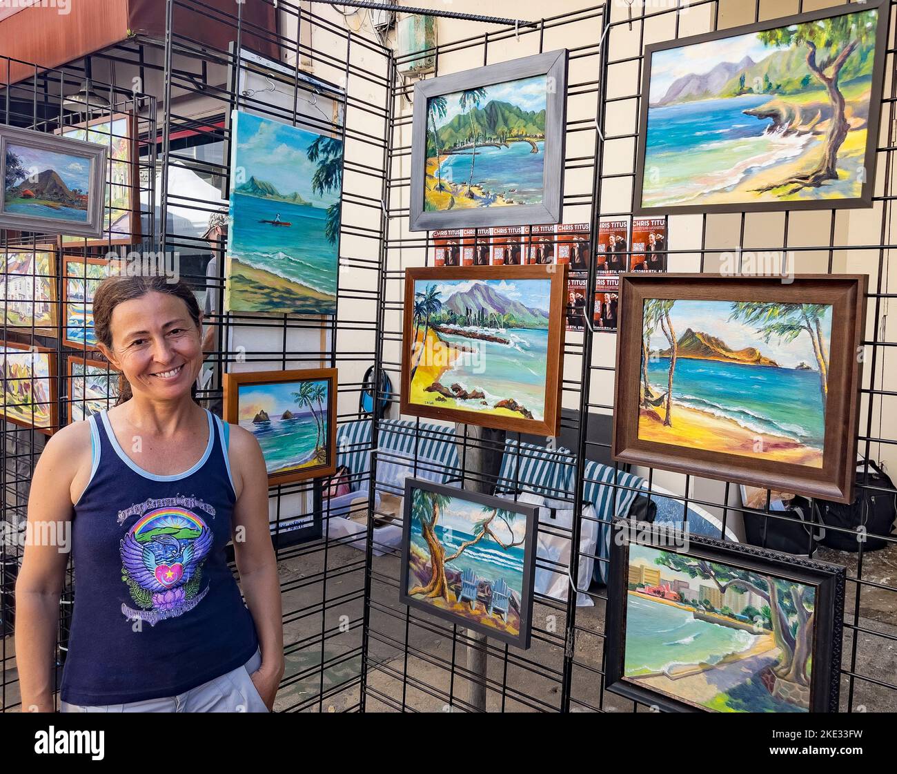 Honolulu, Hawaii, 8. Oktober 2022 - Chinatown Street Art Show - Frau zeigt ihre Gemälde zum Verkauf. Stockfoto