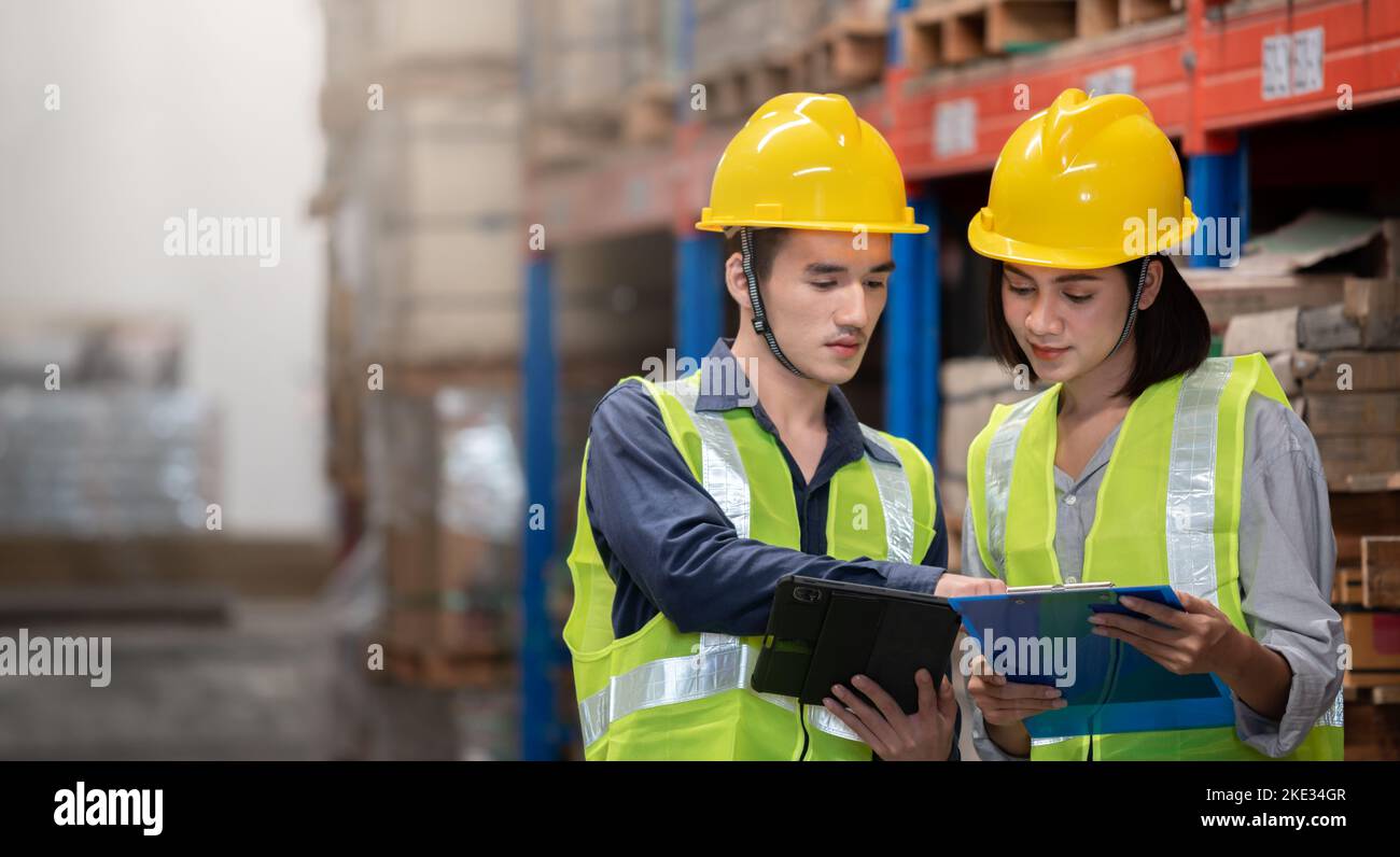 Lagerarbeiter, der Pakete in einem großen Lager überprüft Stockfoto
