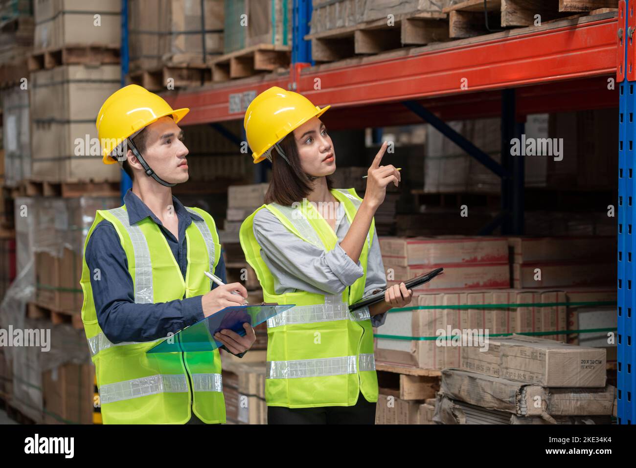 Lagerarbeiter, der Pakete in einem großen Lager überprüft Stockfoto