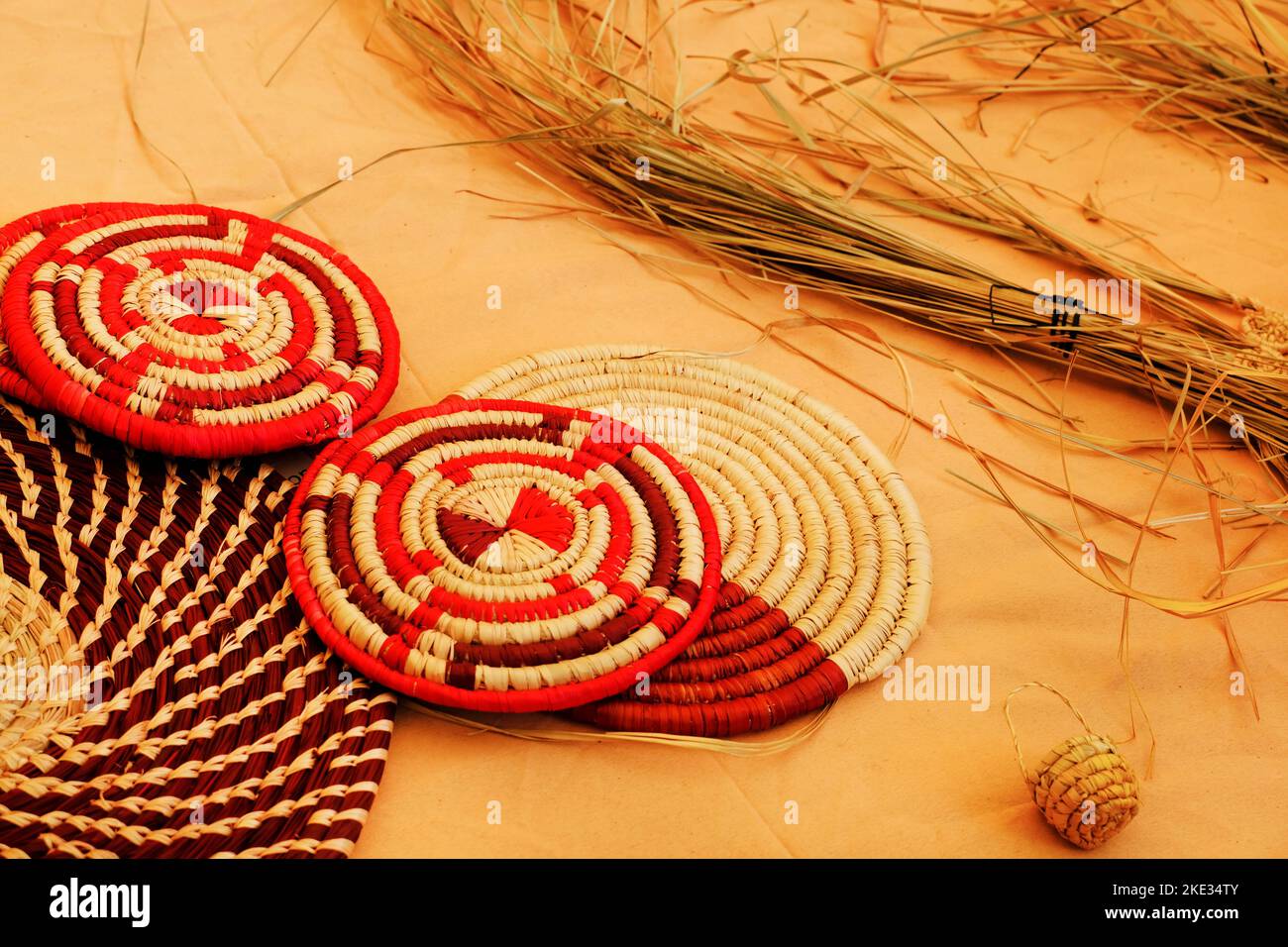 Handgemachte Produkte, handgezeichnete traditionelle die alte Stammeskunst Indien. Stockfoto