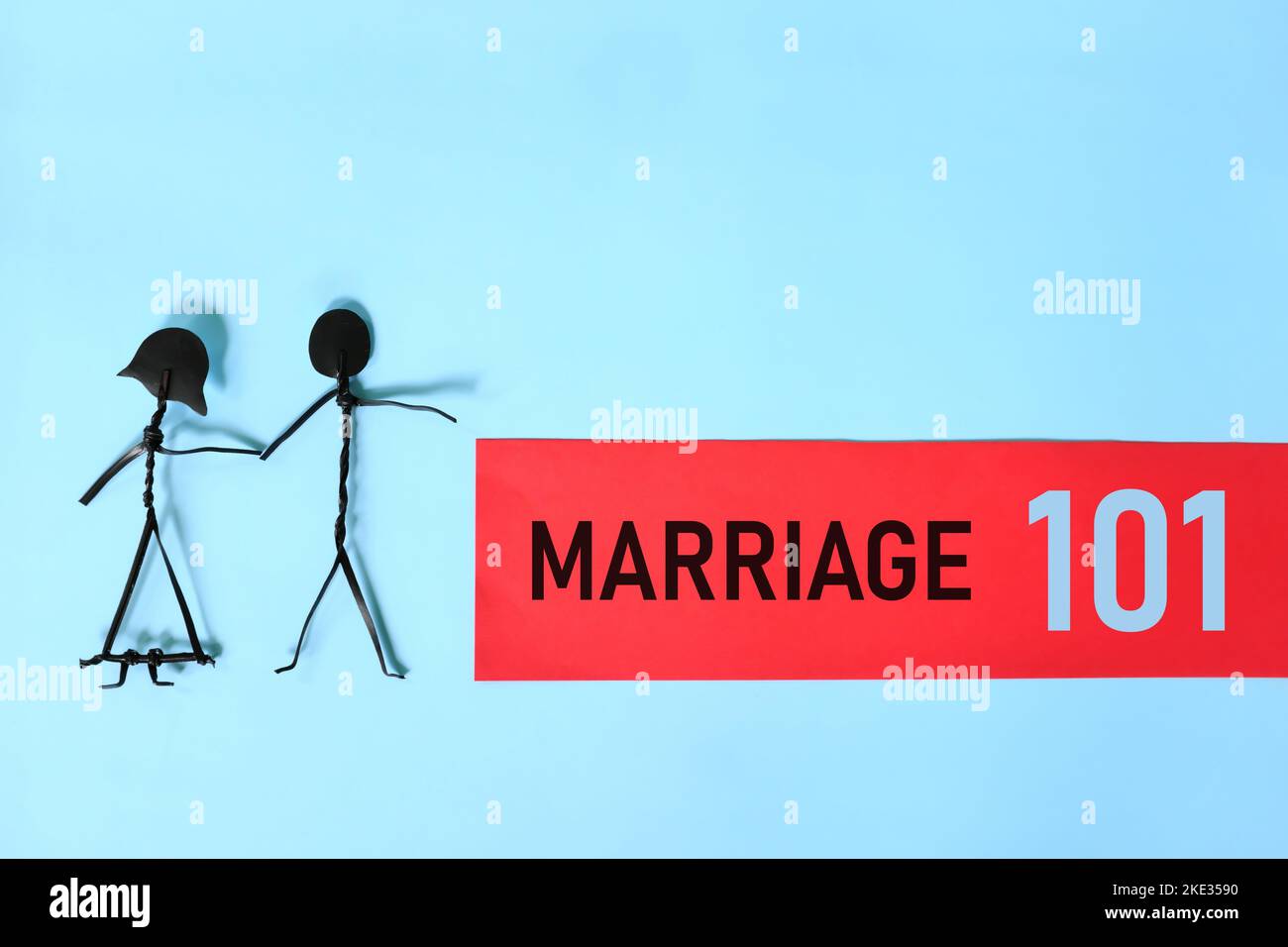 Ehe- oder Eheleben 101 oder Beziehungstipps und Ratschläge für erfolgreiches Konzept. Paar Stick Figur auf blauem Hintergrund. Stockfoto