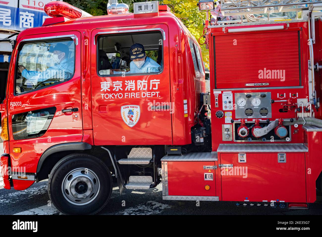 Tokio, Japan. 6.. November 2022. Feuerwehrleute der Feuerwehr Tokio nehmen an einem medizinischen Lauf mit COVID-19 Pandemie-Isolationsausrüstung am Fuße des Mt. Takao. Waldbrände sind am Mt. Takao, ein beliebtes Wanderziel für Touristen und Tagesausflüge, da es Teil der „urbanen Schnittstelle von Wildland“ des Metropoliten Tokio ist, wo die Stadt auf Wildnis trifft. Die örtlichen Feuerwehren sind mit Brush Fire-Einheiten und -Apparaten ausgestattet und in der Brandbekämpfung auf Wildland geschult, um Waldbrände und trockene Bedingungen zu bekämpfen, da der Klimawandel mehr Dürren und Überschwemmungen in der Welt mit sich bringt. Schlammlawinen A Stockfoto