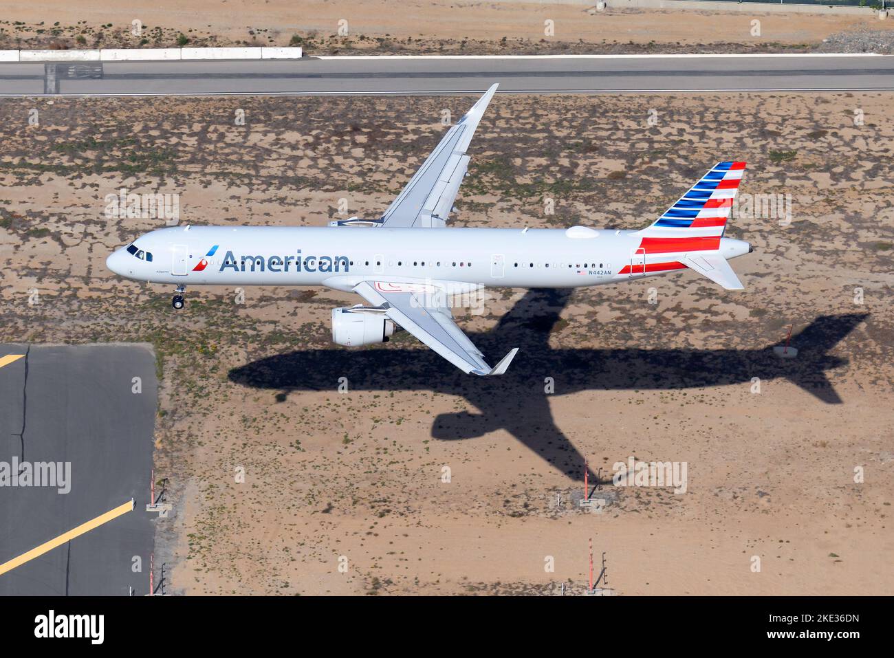 Landung von Flugzeugen des Typs Airbus A321 von American Airlines. Schmalkarosserie-Flugzeug von American Airlines, das für Inlandsflüge innerhalb der USA verwendet wird. Stockfoto