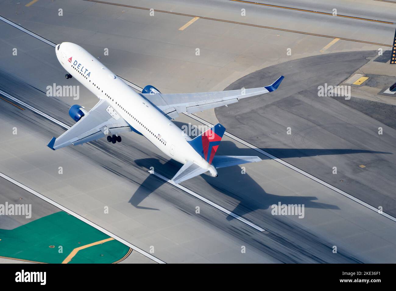 Die Boeing 767-300 von Delta Airlines startet von einem Flughafen. Flugzeug B767 Modell registriert als N196DN von Delta Airlines während des Starts. Stockfoto