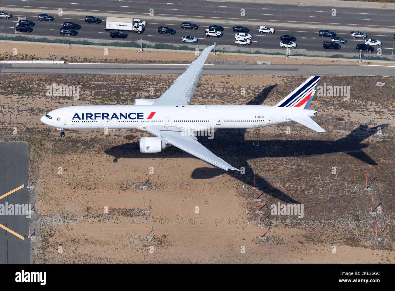 Air France Boeing 777-300-Flugzeuge landen. Flugzeug der französischen Fluggesellschaft und Modell 77W. Air France 777-Flugzeug registriert als F-GSQI. Stockfoto