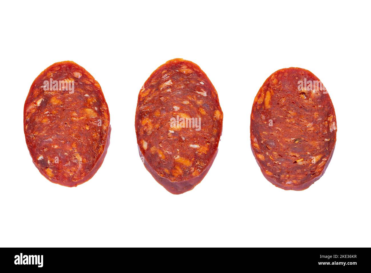 Salami-Wurstscheiben isoliert auf weißem Hintergrund. Stockfoto