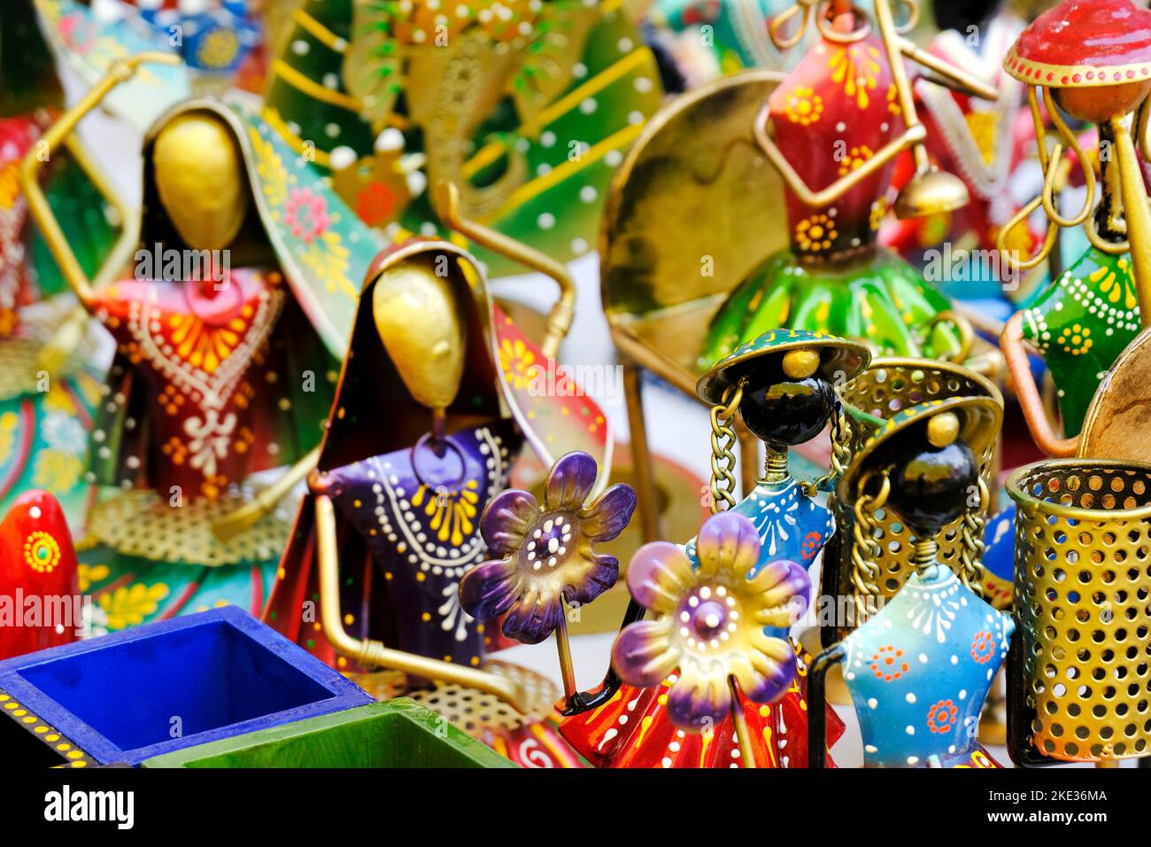 Künstlerisch bemalte bunte handgemachte Produkte Verkauf in Handwerk fair. Stockfoto