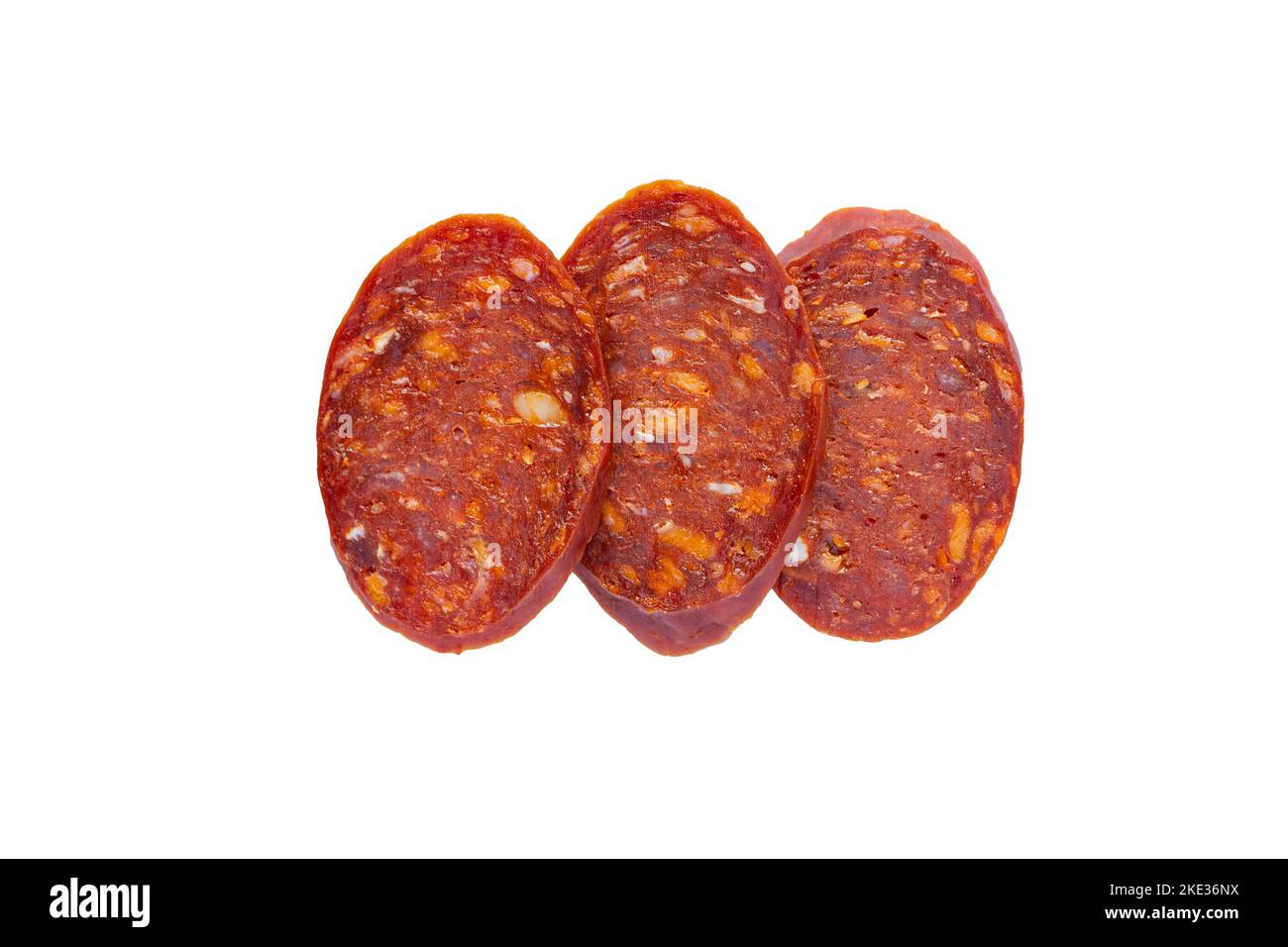 Salami-Wurstscheiben isoliert auf weißem Hintergrund. Stockfoto