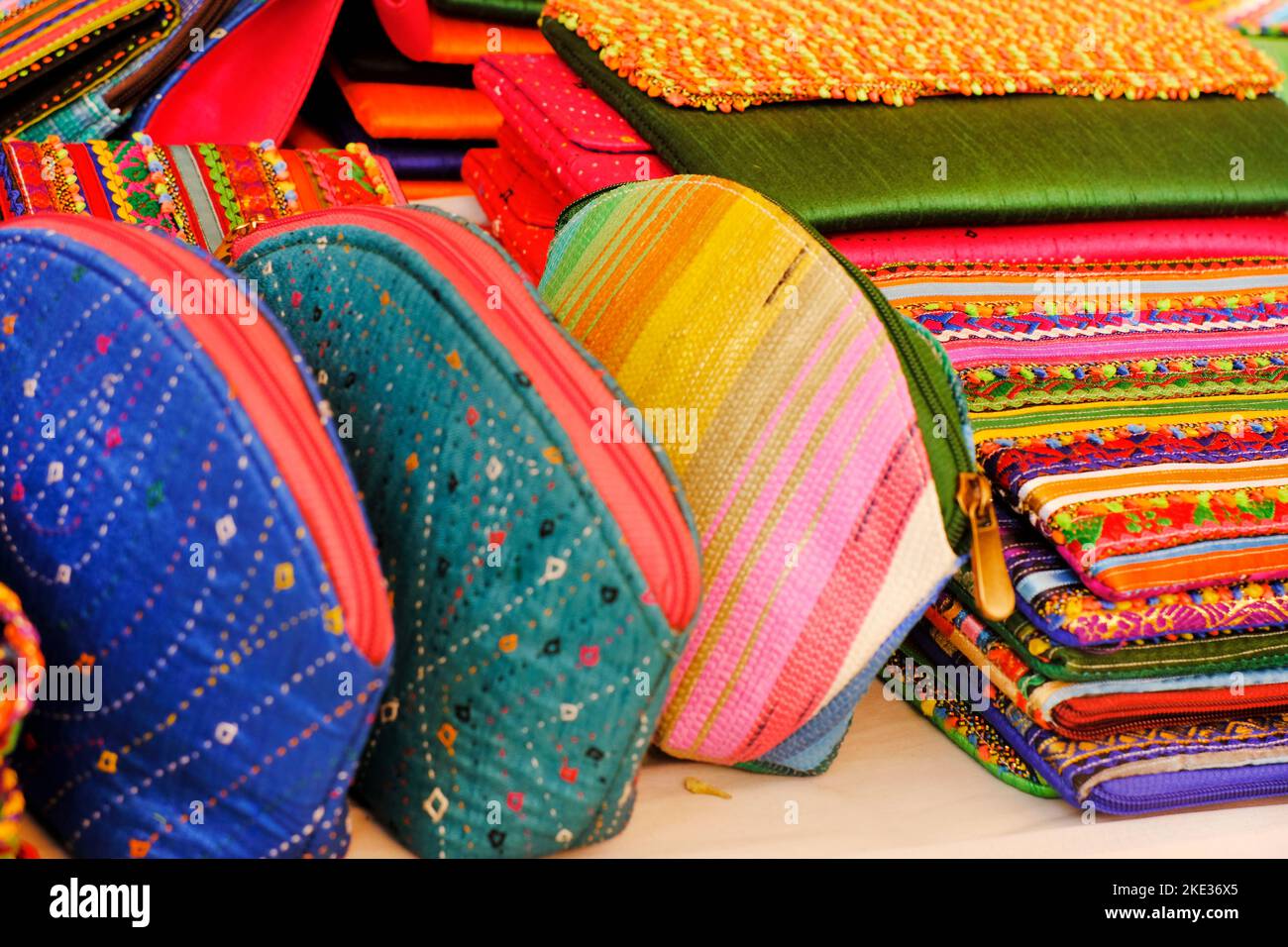 Künstlerisch bemalte bunte handgemachte Produkte Verkauf in Handwerk fair. Stockfoto