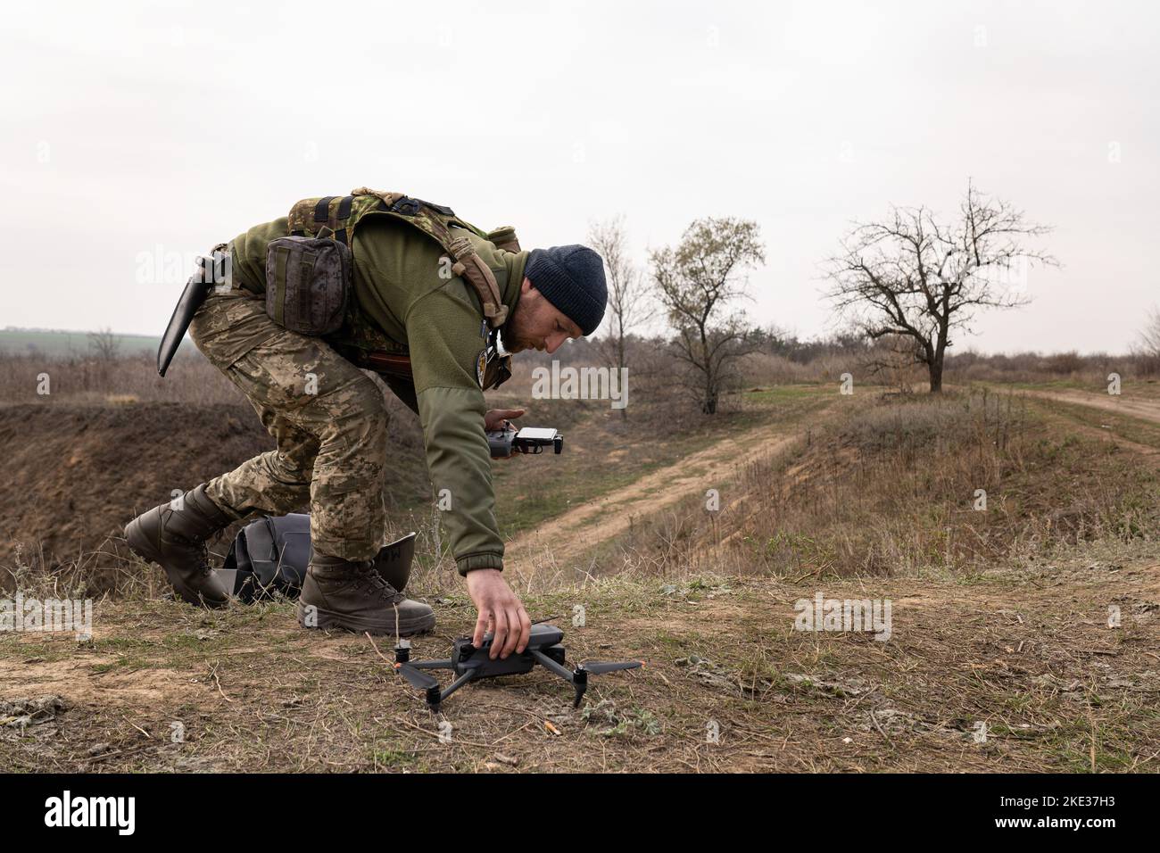 Ein ukrainischer Soldat der Brigade von 63 wurde gesehen, wie er eine Drohne am Boden platzierte, als Teil einer militärischen Ausbildung, die einen Angriff in den Schützengräben simulierte, um Kherson zu gewinnen. Das Training, an dem 31 Soldaten beteiligt sind, zielt darauf ab, die Kampfkünste auf dem Schlachtfeld zu verbessern. Das russische Militär wurde angewiesen, sich aus der südukrainischen Stadt Cherson zurückzuziehen und sich vollständig vom westlichen Ufer des Dnipro-Flusses zurückzuziehen. Es ist von Bedeutung, da die regionale Hauptstadt seit der Invasion im Februar erobert wurde. Stockfoto