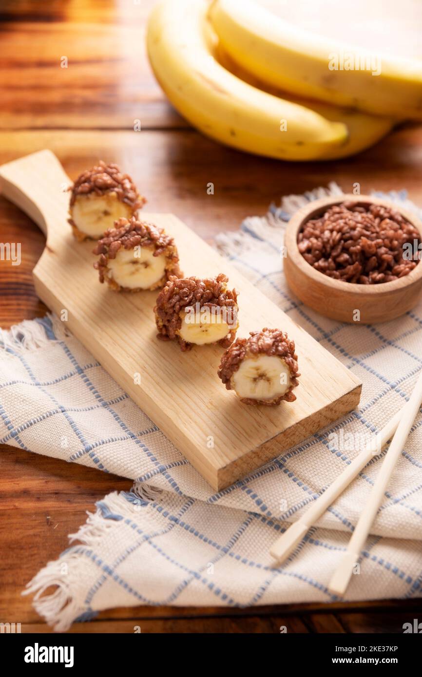 Süsse Banana Sushi-Brötchen mit Karamell, Erdnussbutter und ...