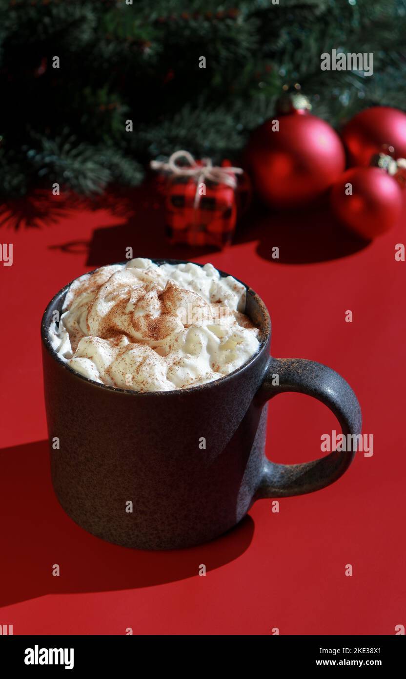 Roter Weihnachtshintergrund mit heißer Schokolade und Weihnachtsdekorationen Stockfoto