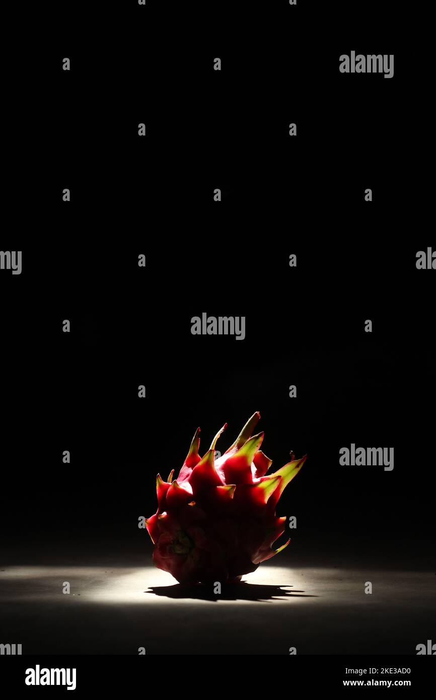 Drachenfrucht in dunkler Stimmung Stockfoto