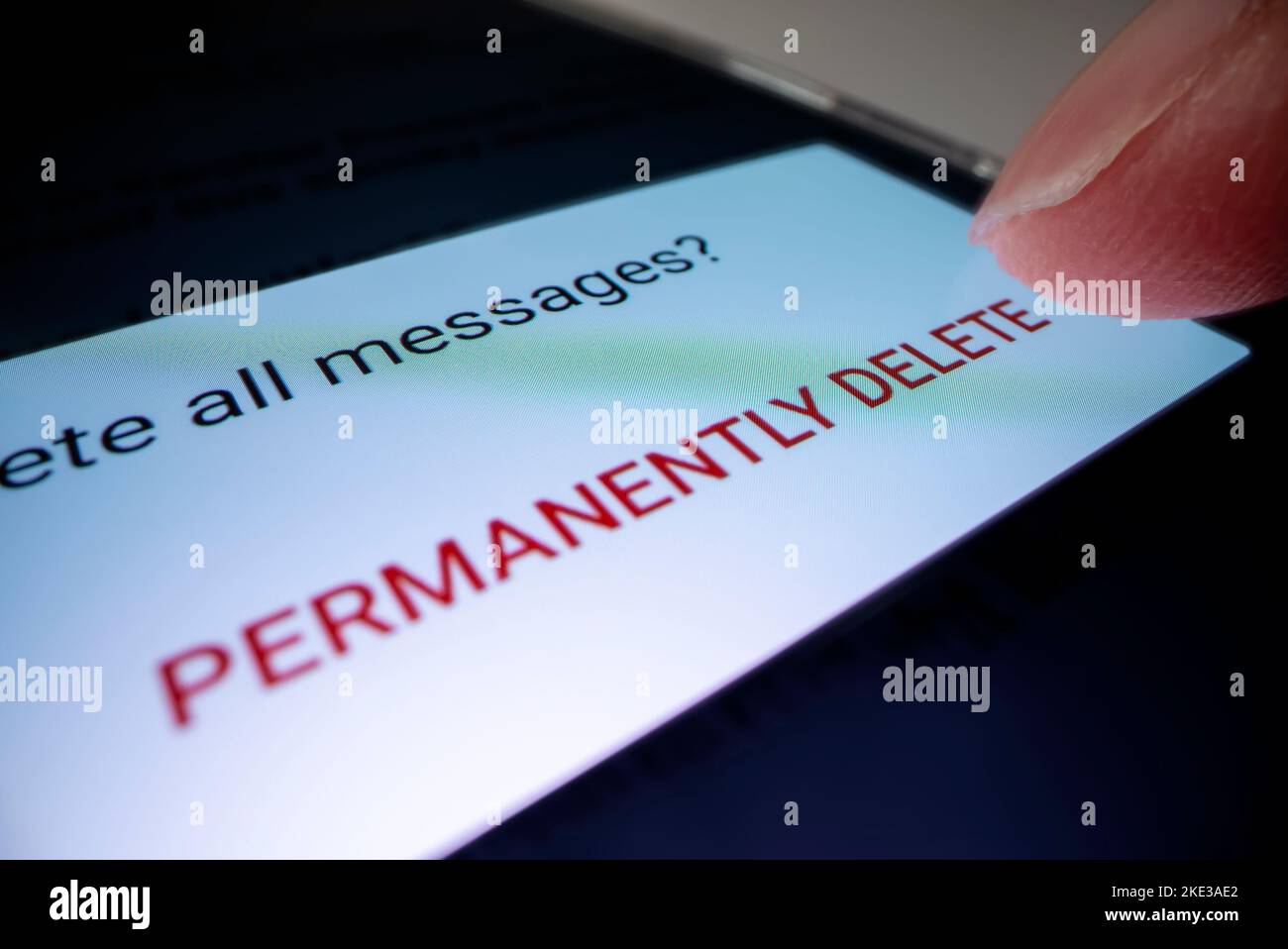 Nahaufnahme des permanenten Löschens von Junk-E-Mails auf einem Smartphone, aufgenommen mit Makro-Sondenobjektiv Stockfoto