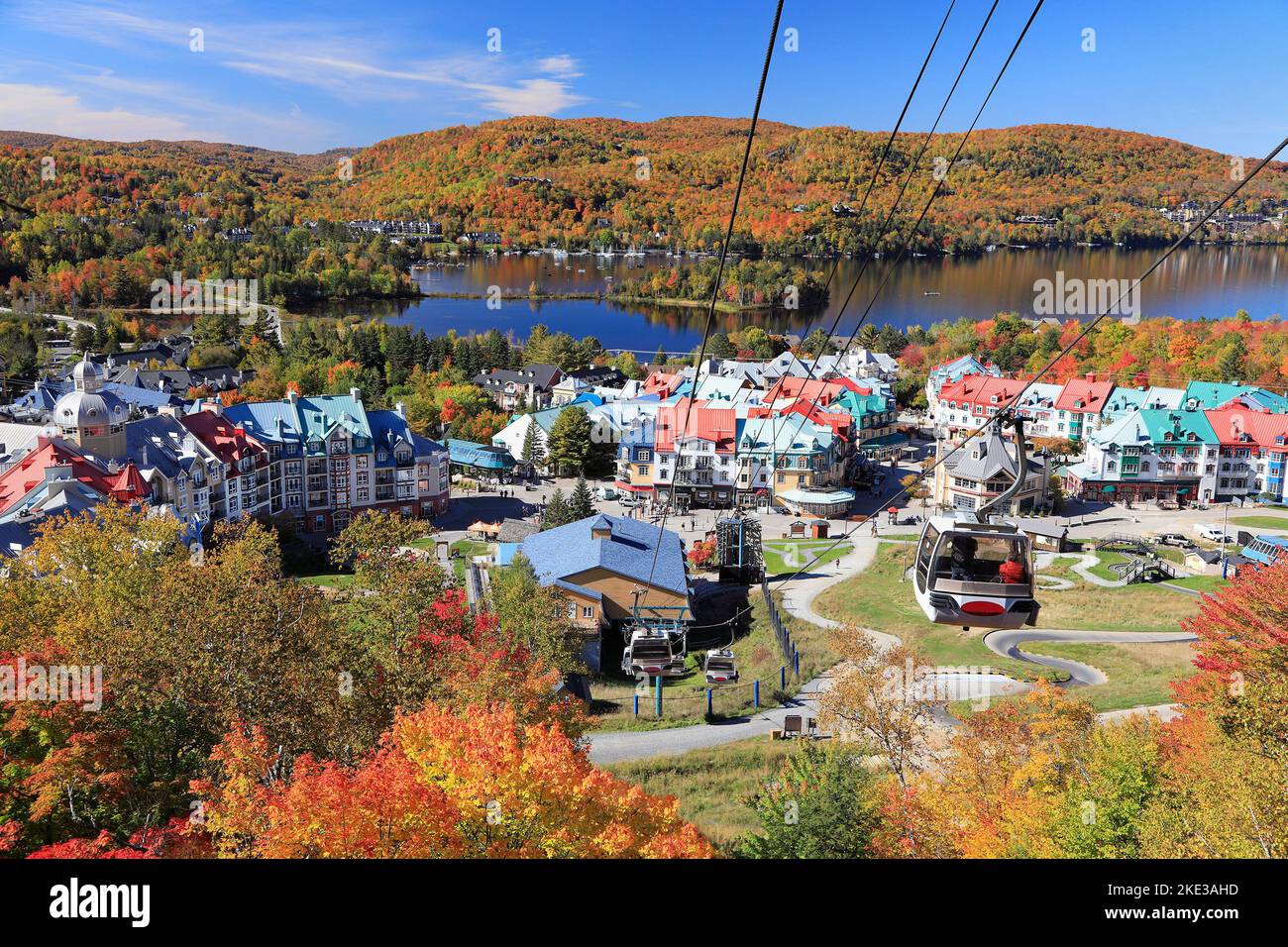 See und Mont Tremblant Resort im Herbst mit Seilbahn im Vordergrund, Kanada Stockfoto