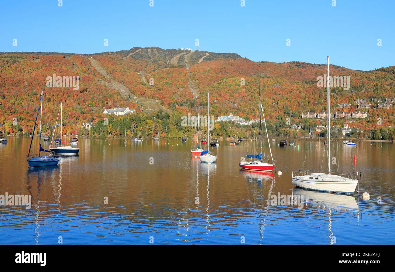 Panoramablick auf den See und den Mont Tremblant mit Herbstfarben in Quebec, Kanada Stockfoto