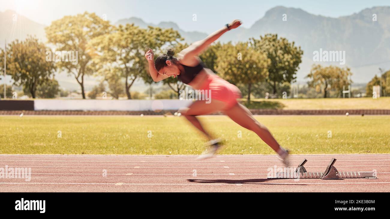 Sprints, Sport und Frauen trainieren in einem Stadion für Fitness, Bewegung und Cardio mit Energie. Laufen, Geschwindigkeit und Athlet Läufer bewegen sich mit Power Stockfoto