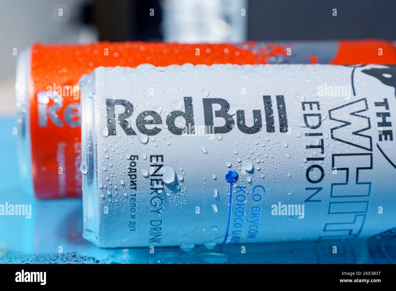 Tyumen, Russland-27. September 2022: Red Bull ist ein Energy-Drink, der von der österreichischen Red Bull GmbH verkauft wird. Red Bull Company ist der beliebteste Energie-BH Stockfoto