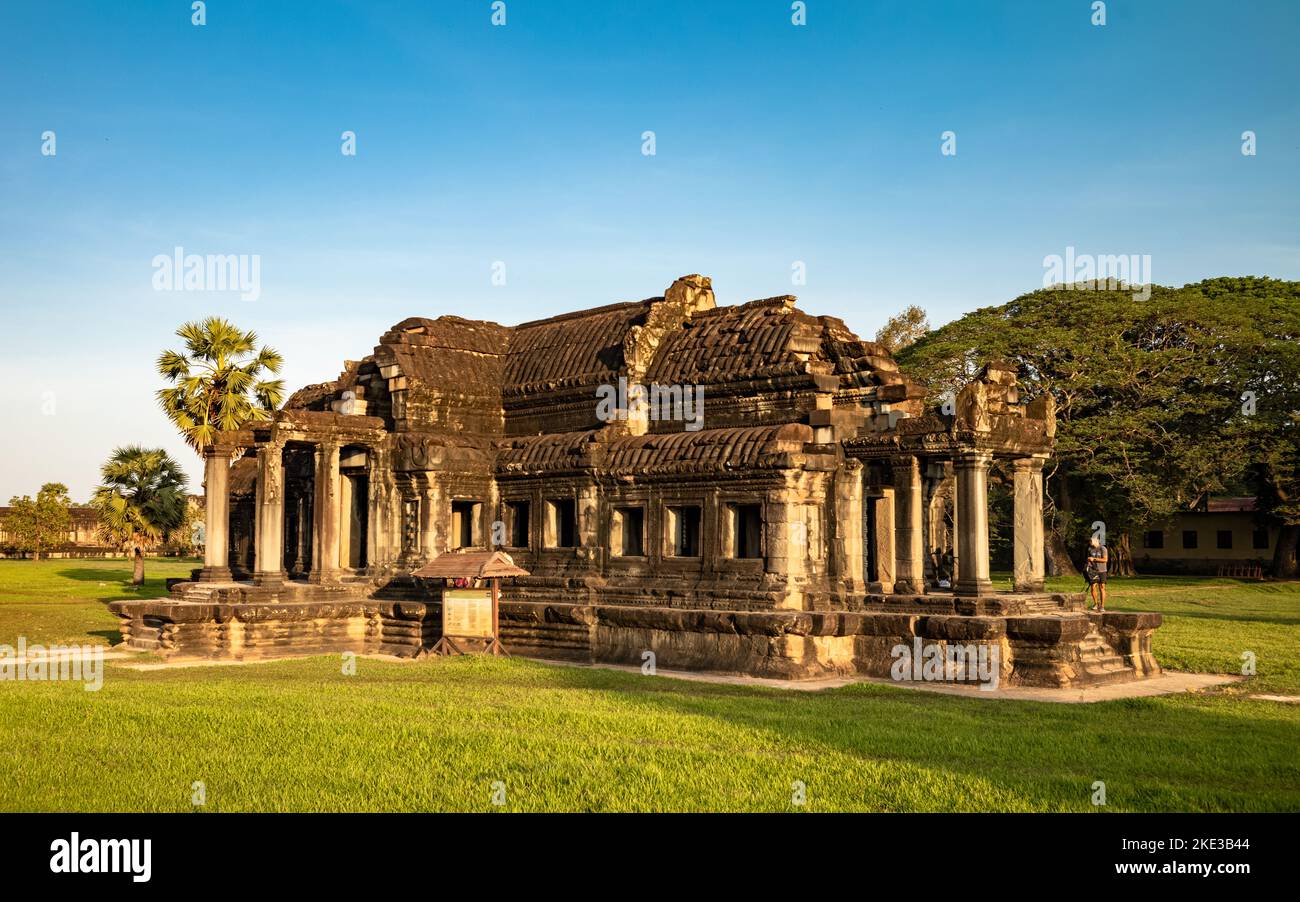 Die restaurierte Bibliothek auf der Nordseite des westlichen Kauischenweges mit dem alten Tempel von Angkor Wat in Kambodscha. Die Struktur wurde von Th Stockfoto