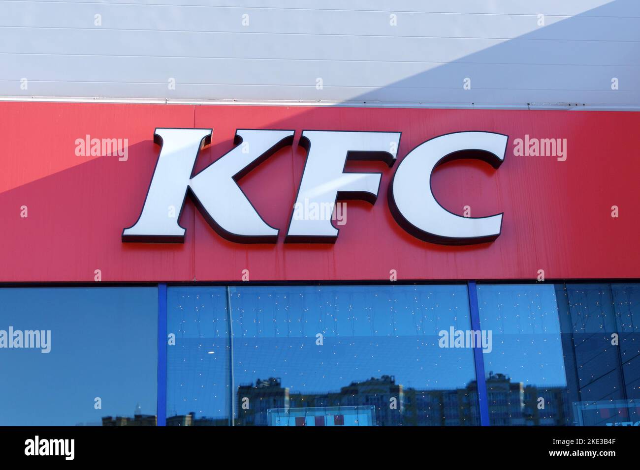 Tjumen, Russland-01. Oktober 2022: Fried Chicken KFC Logo Restaurant im Einkaufszentrum. KFC ist ein amerikanisches Fast Food Stockfoto