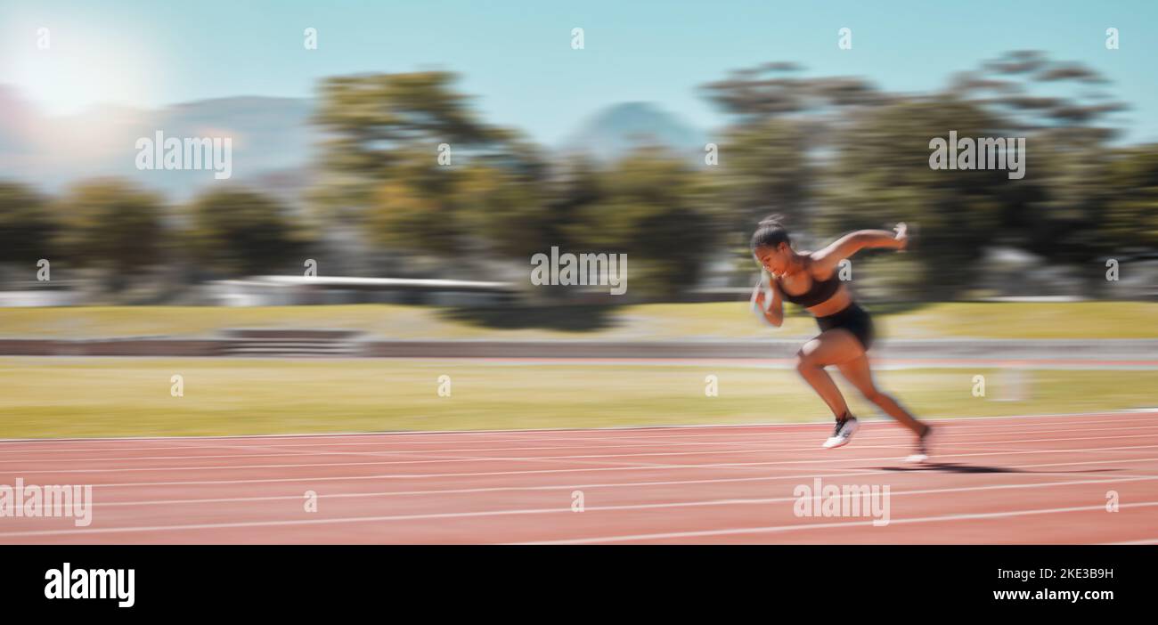 Speed, Track und schnell Frau läuft für Fitness Gesundheit, Bewegung und Training für Marathon-Rennen, Wettbewerb oder Wettbewerb. Sportliches Engagement, Sprint Stockfoto