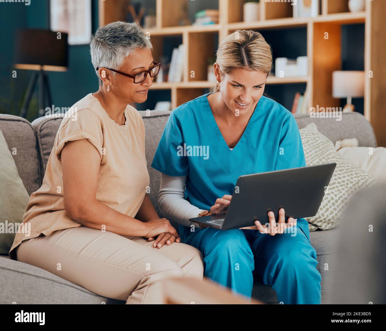 Hausbesuch, Frau und Arzt mit Laptop auf dem Sofa, um medizinische Ergebnisse oder eine Online-Tabelle zu überprüfen. Gesundheitswesen, Technologie und Pflege oder Pflegepersonal helfen Stockfoto