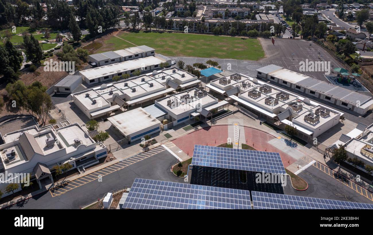 Luftaufnahme einer öffentlichen Grundschule in San Marcos, Kalifornien, USA. Stockfoto