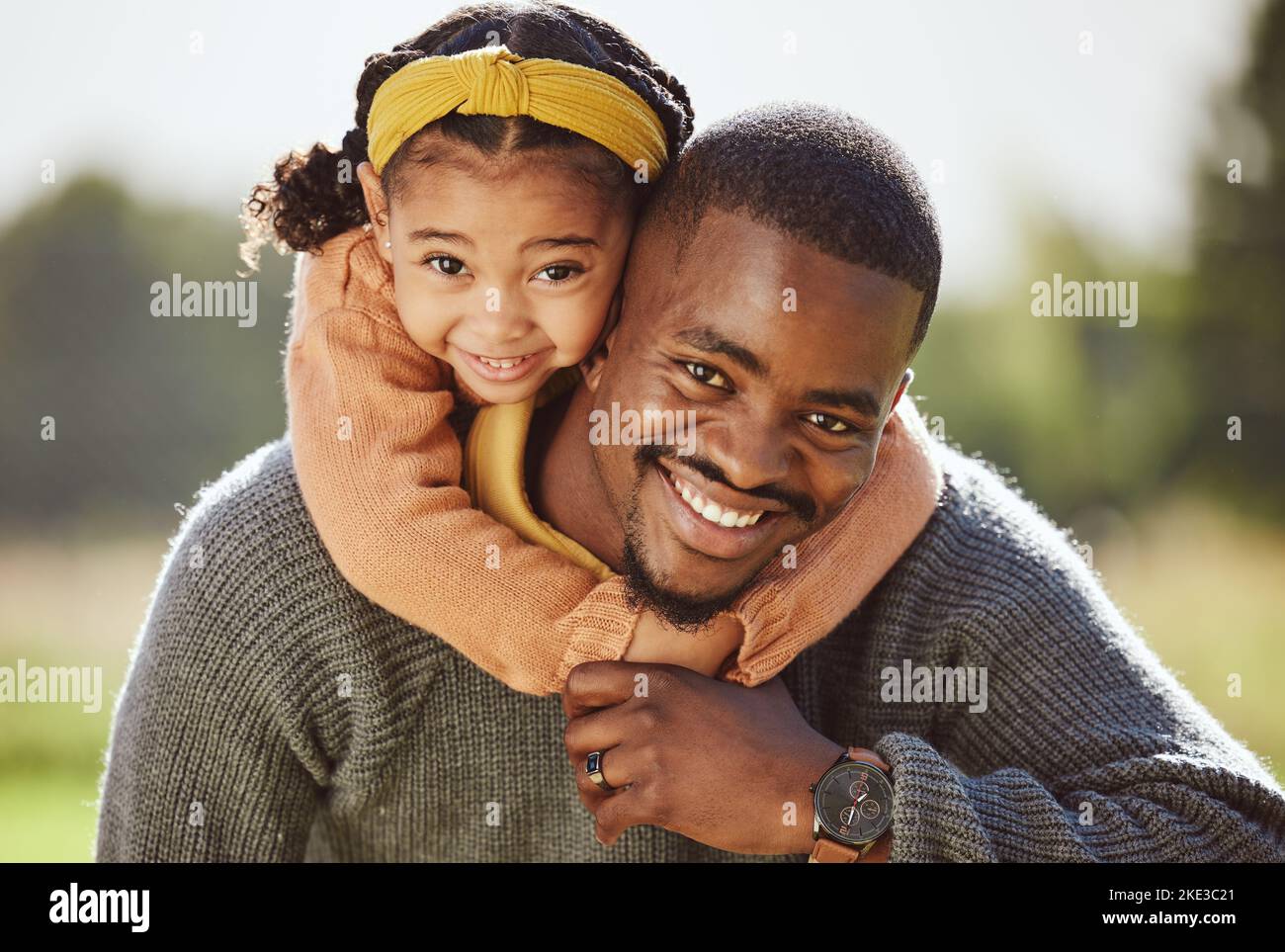 Vater, Kind und Umarmung im Portrait lächeln für Huckepack Spaß, Reise oder Familie Zeit zusammen in der Natur. Papa mit umarmenden Kind lächelt in Glück für Stockfoto