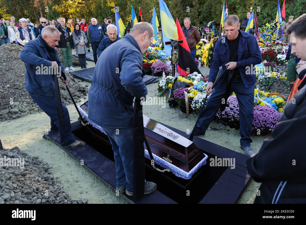 Lviv, Ukraine. 09.. November 2022. Bestatter senken den Sarg des ukrainischen Soldaten Taras Havrylyshyn, der infolge der russischen Militärinvasion in die Ukraine starb, während seiner Beerdigung auf dem Lytschakiv-Friedhof in Lemberg in das Grab. Russland marschierte am 24. Februar 2022 in die Ukraine ein und löste damit den größten militärischen Angriff in Europa seit dem Zweiten Weltkrieg aus Taras Havrylyschyn wurde während der russischen Invasion in der Ukraine von russischen Truppen getötet. Russland marschierte am 24. Februar 2022 in die Ukraine ein und löste damit den größten militärischen Angriff in Europa seit dem Zweiten Weltkrieg aus Kredit: SOPA Images Limited/Alamy Live Nachrichten Stockfoto