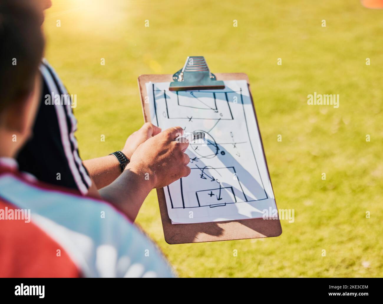 Clipboard, Spielplanung und auf dem Feld für Fußball, Sport und Outdoor für den Wettbewerb mit Trainer. Fußball, Strategie und Kommunikation für Instruktionen Stockfoto