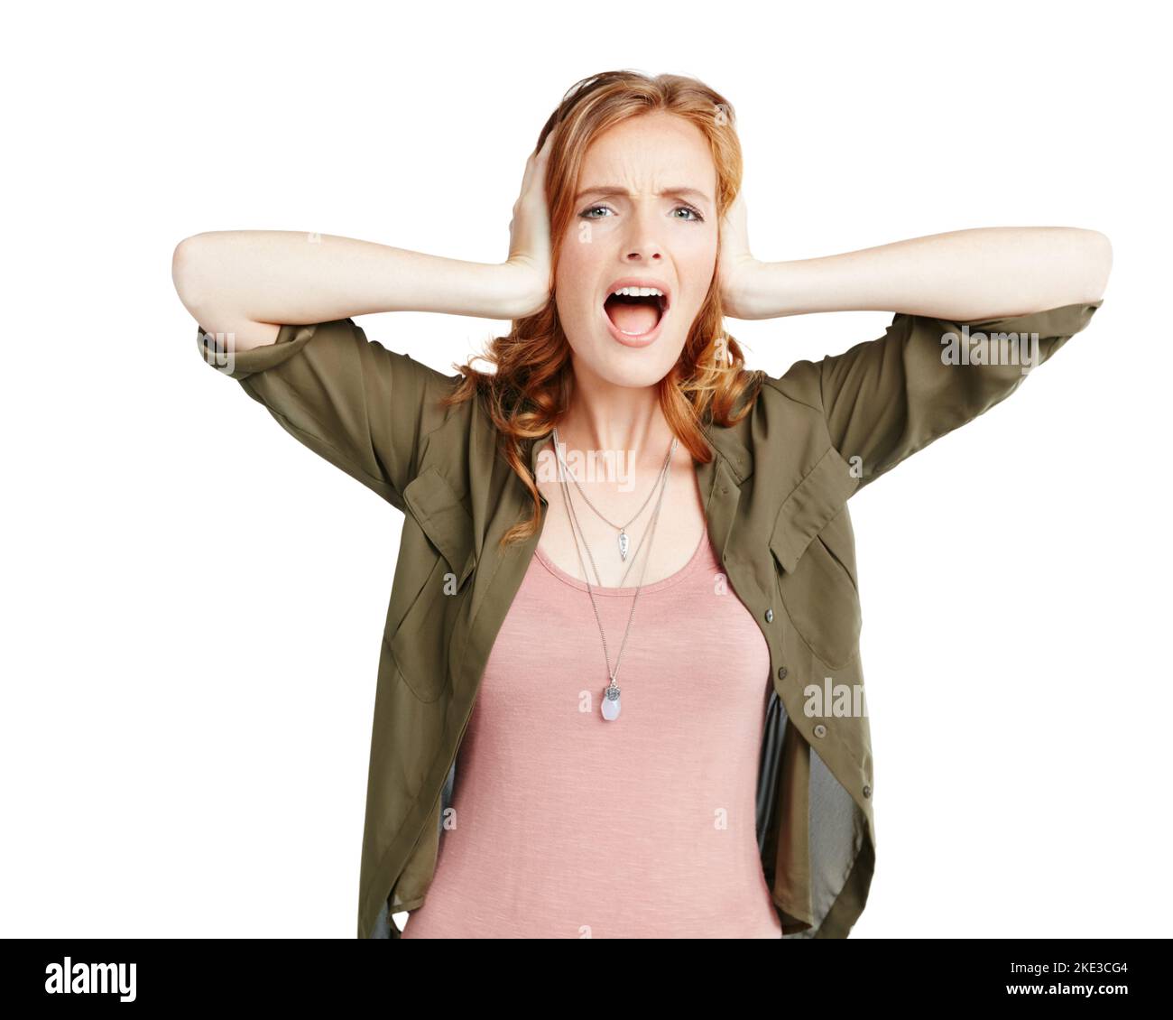 Ich will es nicht hören. Studioaufnahme einer jungen Frau, die ihre Ohren vor einem weißen Hintergrund bedeckt. Stockfoto
