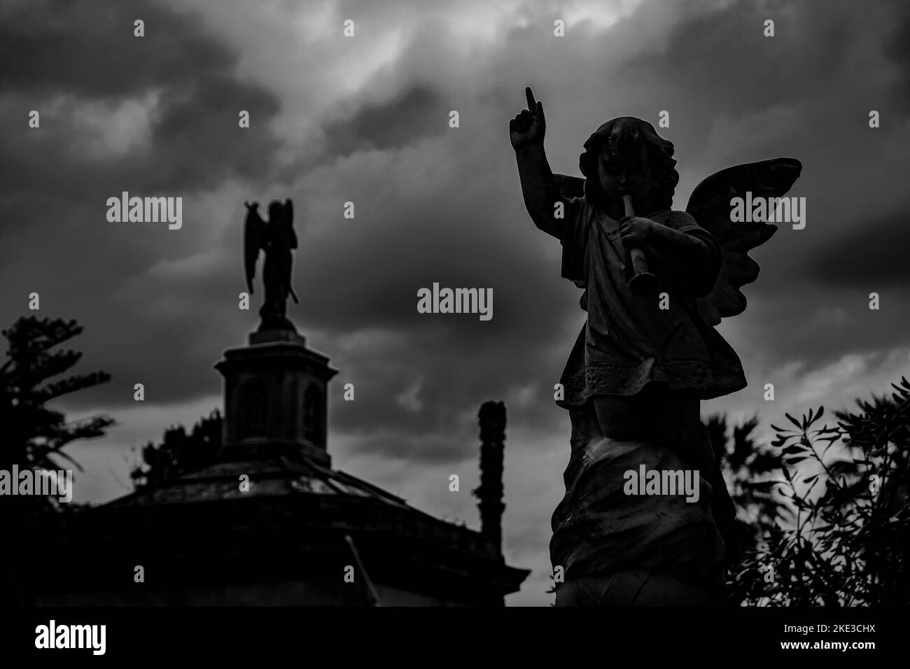 Silhouette von Engelstatuen Stockfoto