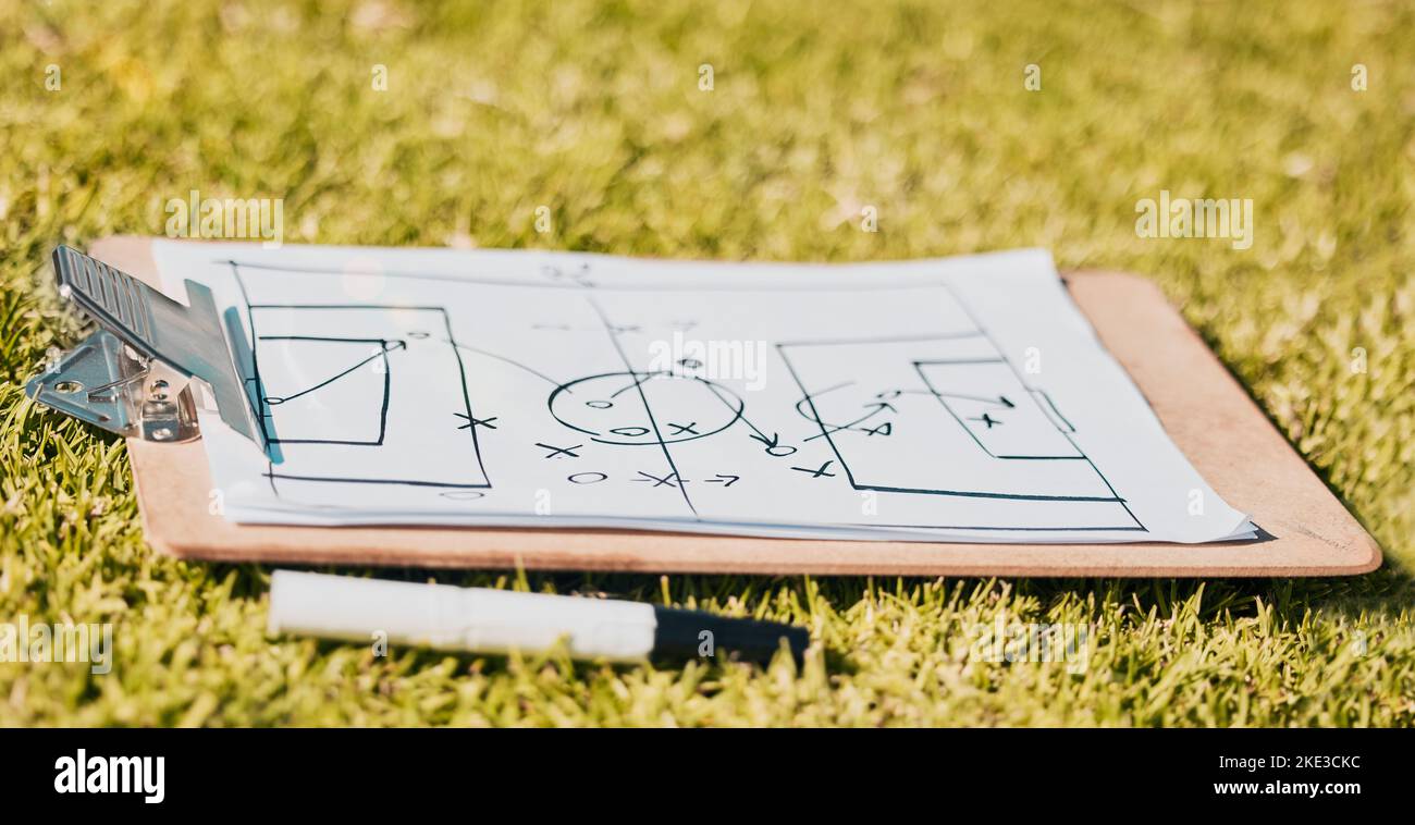 Clipboard, Papier- und Fußballstrategie, Planung mit Taktiken für Teamspiel-Plan und -Formation auf einem Grassportfeld. Dokument-, Stift- und Symbolzeichnung Stockfoto