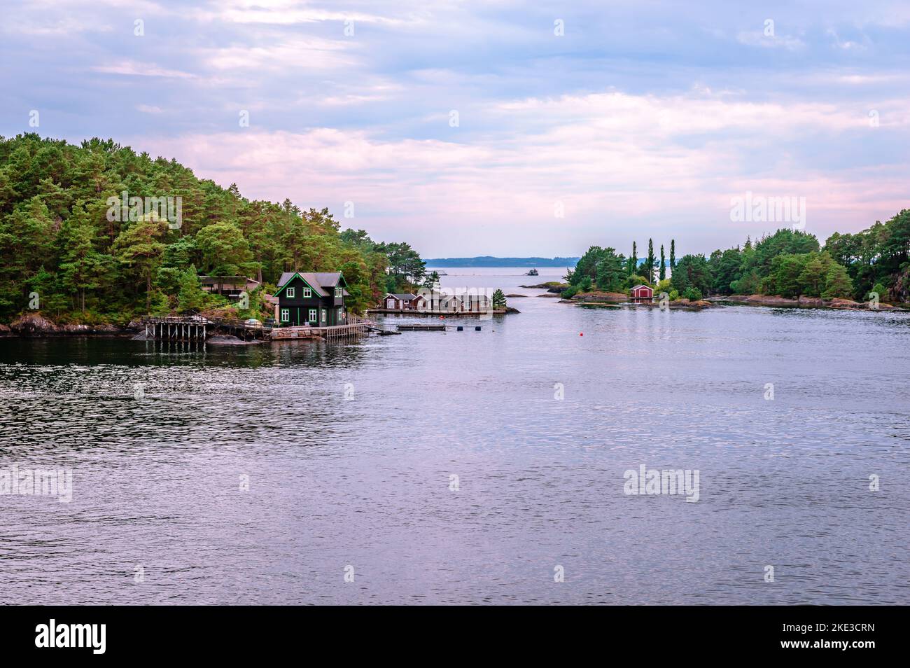 Malerische norwegische Meereslandschaft in der Nähe des Dorfes Halhjem, in der Gemeinde Bjørnafjorden, Kreis Vestland, Norwegen. Stockfoto