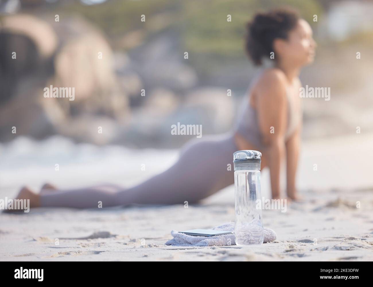 Frau, Zen-Yoga und Stretching am Strand mit Wasser für eine gesunde Entspannungsmeditation. Fitness Balance Übung, Chakra-Training und Pilates Mindset für Stockfoto