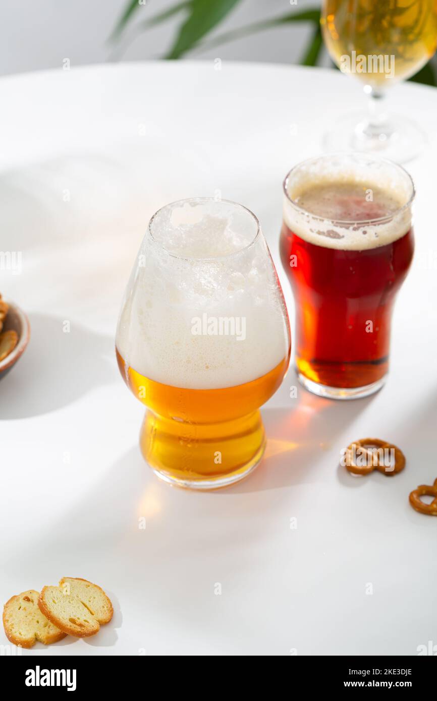 Zwei Glassen mit hellem und dunklem Craft-Bier Essen und Trinken Stockfoto