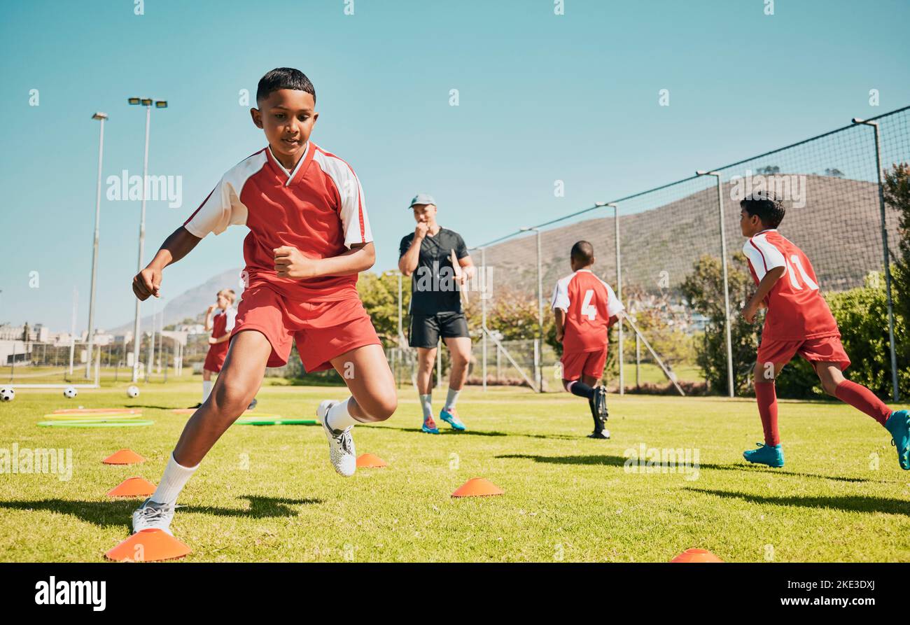 Fußball, Kinder und Training oder üben für Sportwettkämpfe oder Spiel auf dem Fußballplatz für Fitness, Bewegung und Energie. Fußballspieler, Kegel und Stockfoto