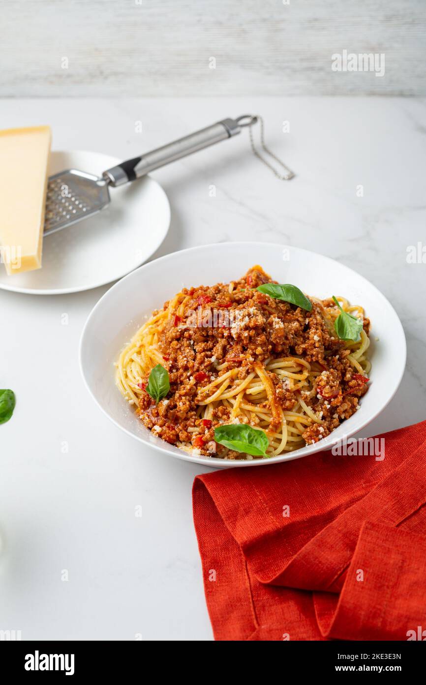 Nahaufnahme von leckeren Pasta mit Fleischsoße und Käse Bolognese in Schüssel Essen Stockfoto