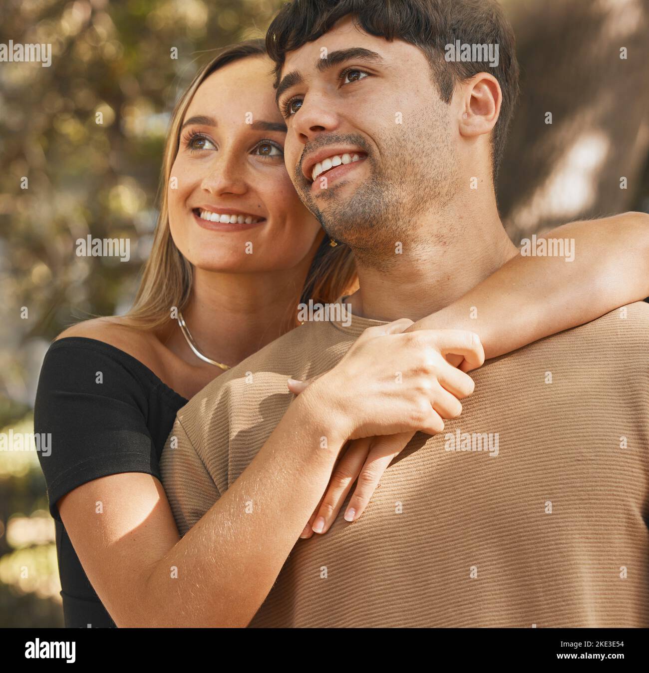 Liebe, Datum und Aussicht mit einem Paar Sightseeing in der Natur oder einem Park zusammen im Sommer. Reisen, Dating und Romantik mit einem attraktiven jungen Mann Stockfoto