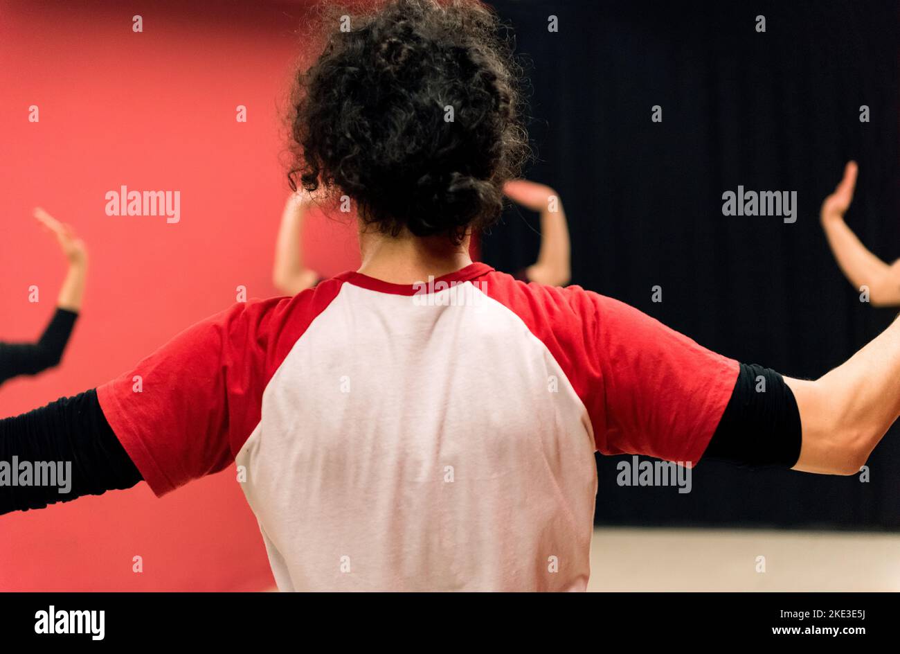 Theaterschüler während der Übung mit Schwerpunkt auf Waffen Stockfoto