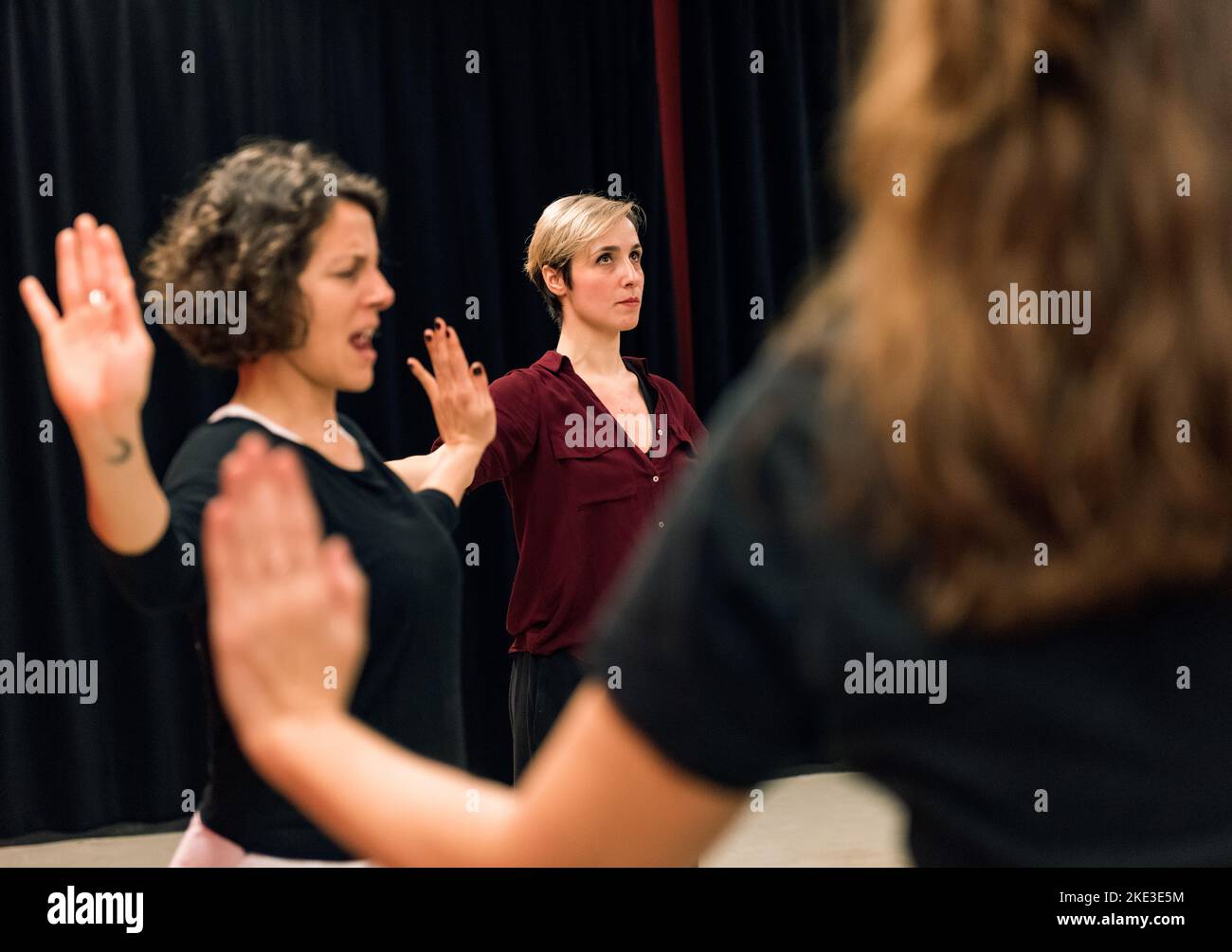 Theaterschüler während der Übung mit Schwerpunkt auf Armen, die unterschiedliche Reaktionen zeigen Stockfoto