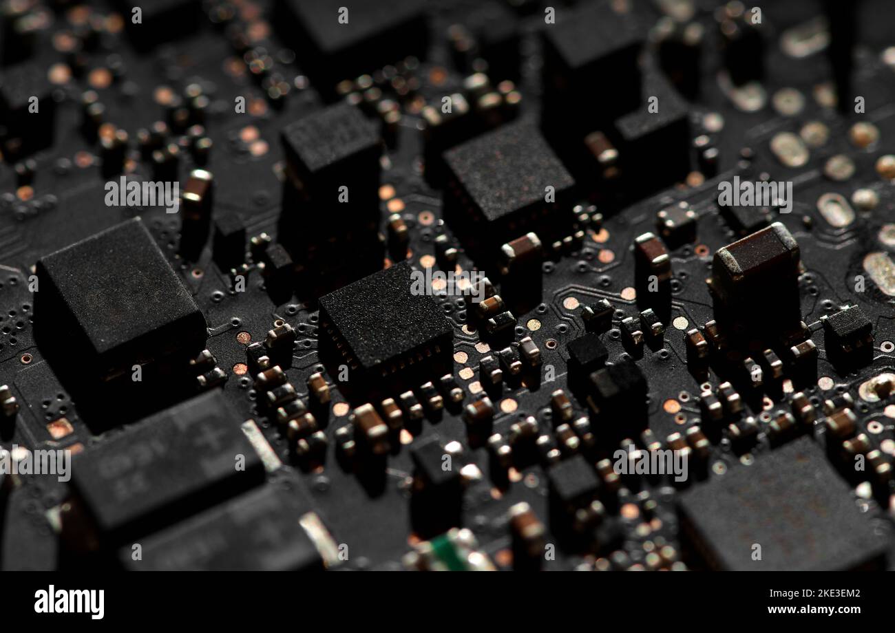 Nahaufnahme der elektronischen Schaltung mit Mikrochips Stockfoto