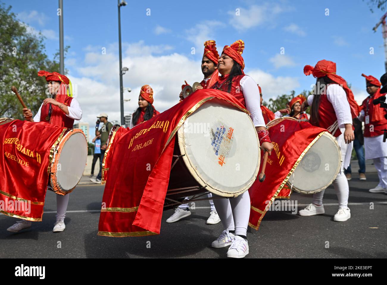 Indien-Fans feiern am 10. November 2022 im australischen Adelaide Oval vor dem Halbfinale der ICC-Männer im Halbfinale der Weltmeisterschaft T20 zwischen Indien und England. DAS BILD DARF NUR REDAKTIONELL VERWENDET WERDEN – ES DARF NICHT KOMMERZIELL VERWENDET WERDEN Stockfoto